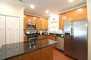 Réfrigérateur, four à micro-ondes, un four, surface de cuisson