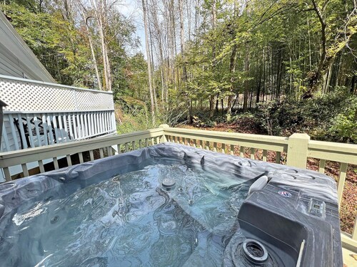 Cuddle Cove Modern, Creekside Home right by the Heart of Bryson City