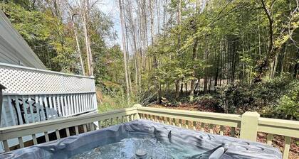 Cuddle Cove Modern, Creekside Home right by the Heart of Bryson City