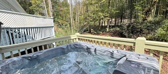 Cuddle Cove Modern, Creekside Home right by the Heart of Bryson City