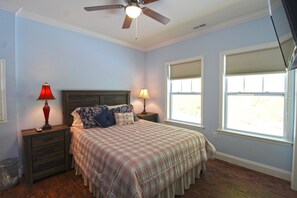 1 bedroom, free WiFi, bed sheets - Cuddle Cove Modern, Creekside Home right by the Heart of Bryson City (Bryson City)