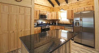 Happy Daze Veranda Level Cabin in Heart of Bryson City