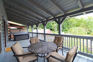 Outdoor dining - Happy Daze Veranda Level Cabin in Heart of Bryson City (Bryson City)