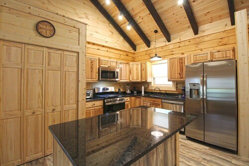 Happy Daze Veranda Level Cabin in Heart of Bryson City