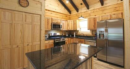 Happy Daze Veranda Level Cabin in Heart of Bryson City