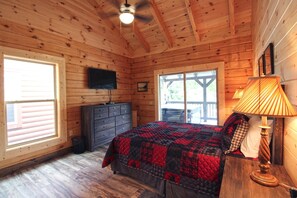 1 bedroom, free WiFi, bed sheets - Happy Daze Veranda Level Cabin in Heart of Bryson City (Bryson City)