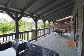 Outdoor dining - Happy Daze Veranda Level Cabin in Heart of Bryson City (Bryson City)