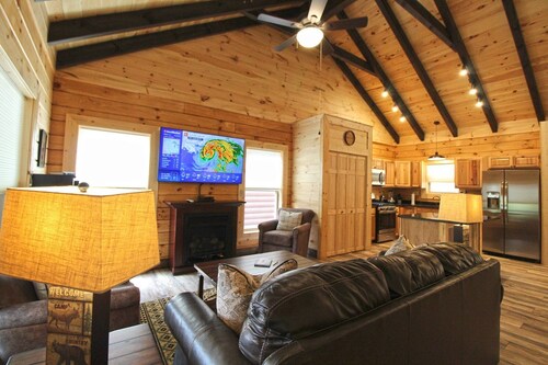 Happy Daze Veranda Level Cabin in Heart of Bryson City