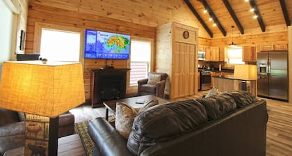 Happy Daze Veranda Level Cabin in Heart of Bryson City