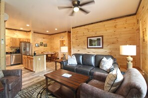 TV, fireplace - Huggie Bear- Bryson Village  (Bryson City)