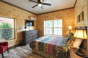 1 bedroom, free WiFi, bed sheets - Huggie Bear Located in Bryson Village in Town. Pet Friendly! (Bryson City)