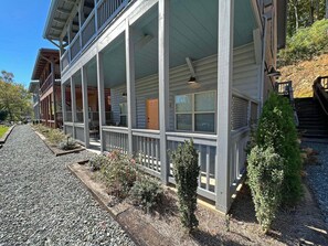 Exterior - Huggie Bear Located in Bryson Village in Town. Pet Friendly! (Bryson City)