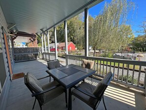 Outdoor dining - Huggie Bear Located in Bryson Village in Town. Pet Friendly! (Bryson City)