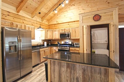Moose Tracks Downtown Veranda Level Cabin with Hot Tub