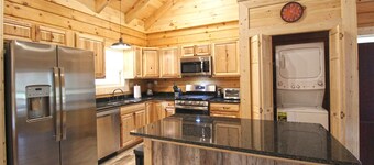 Moose Tracks Downtown Veranda Level Cabin with Hot Tub