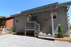 Exterior - Serenity Cabin Lovely Veranda Level Cabin in the Heart of Bryson City (Bryson City)