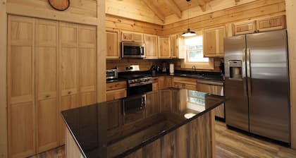 Serenity Cabin Lovely Veranda Level Cabin in the Heart of Bryson City