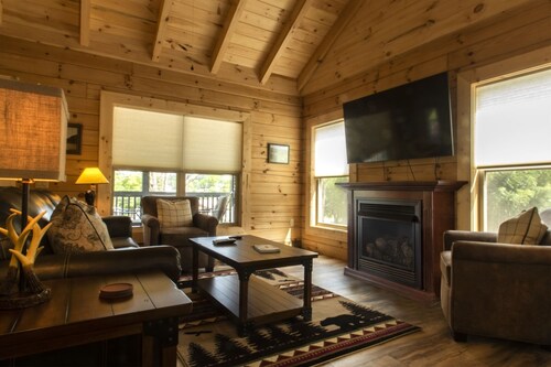 Serenity Cabin Lovely Veranda Level Cabin in the Heart of Bryson City