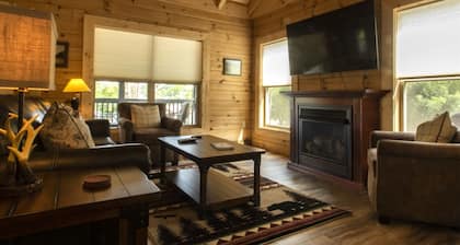 Serenity Cabin Lovely Veranda Level Cabin in the Heart of Bryson City