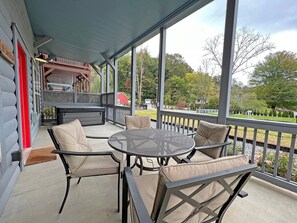 Outdoor dining - Love Shack Cozy, Affordable Cabin in Downtown Bryson City (Bryson City)