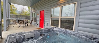 Love Shack Cozy, Affordable Cabin in Downtown Bryson City