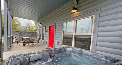 Love Shack Cozy, Affordable Cabin in Downtown Bryson City