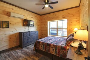 1 bedroom, internet, bed sheets - Love Shack Cozy, Affordable Cabin in Downtown Bryson City (Bryson City)