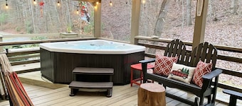 Shady Forest Cove Cute Little Cottage near Tsali Biking Trails & Fontana Lake