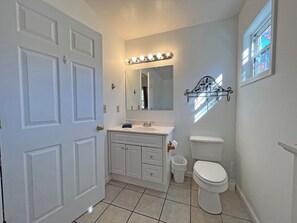 Een bad, een bubbelbad, handdoeken