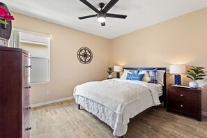 5 bedrooms, in-room safe, desk, iron/ironing board - Pet friendly Pool Home with King suite 10 minutes to Disney World (Davenport)
