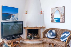 TV, fireplace