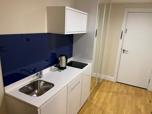 Kühlschrank, Mikrowelle, Wasserkocher, Kochgeschirr/Geschirr/Besteck