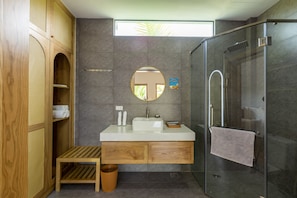 Douche, articles de toilette (gratuits), séchoir à cheveux, peignoirs