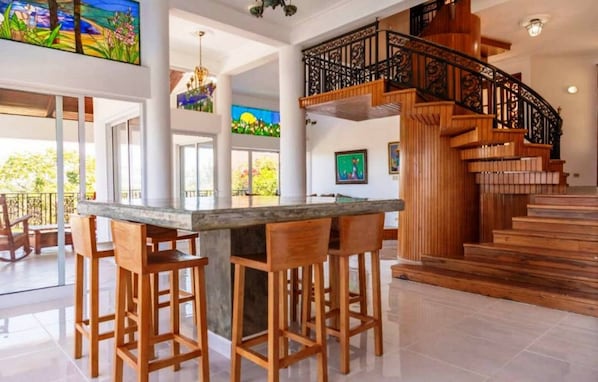 Refrigerador, utensilios de cocina y comedor 