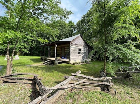 Exterior. Green Door Cabin