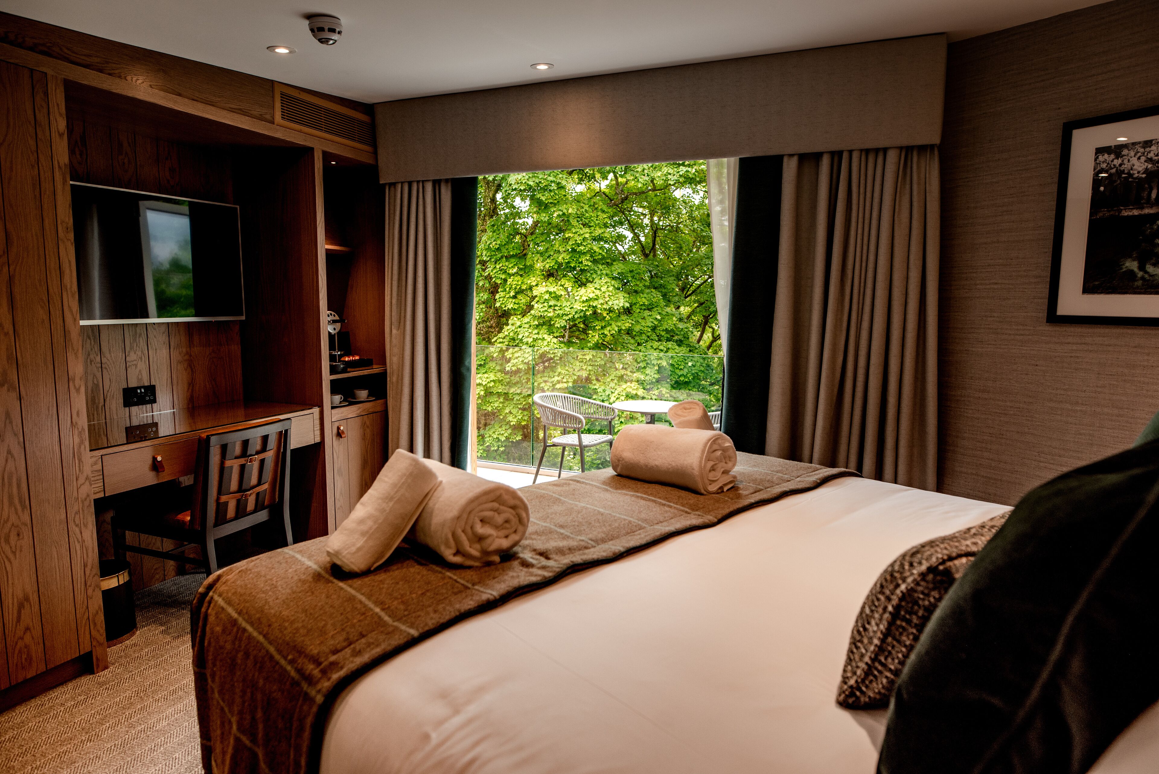 Deluxe Double Room, Hot Tub | Egyptian cotton sheets, premium bedding, pillowtop beds, in-room safe