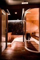 Sauna, hot tub, steam room