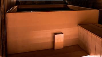 Una sauna con panche di legno e un'ampia vetrata.