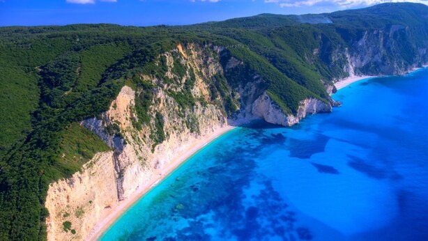 Un paysage côtier avec une plage et des falaises.
