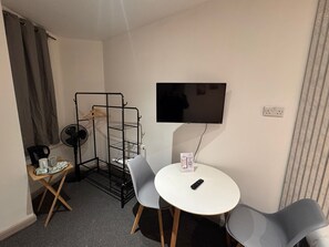 Tweepersoonskamer, en-suite badkamer (Compact) | Kamervoorziening