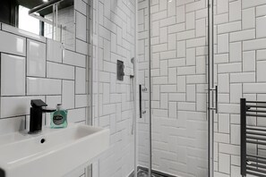 Double Room, Ensuite (Compact) | Bathroom - Amsterdam Hotel (London)
