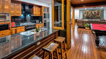 Casa superluxo | Cozinha privada | Geladeira grande, micro-ondas, fogão, cooktop