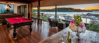 The Boathouse - Luxury Holiday Home with Jacuzzi