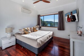 Luxury House | 3 bedrooms, individually decorated, individually furnished - The Boathouse - Luxury Holiday Home with Jacuzzi (Whitsundays)