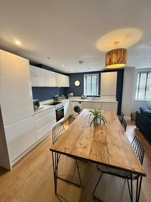 Departamento de diseñador, baño en la habitación, vista a la ciudad | Cocina privada