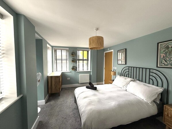 Appartement Design, salle de bains attenante, vue ville