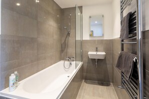 Departamento de diseñador, baño en la habitación, vista a la ciudad | Baño