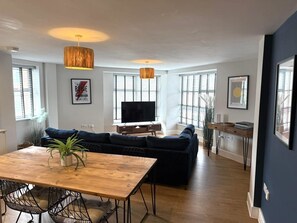 Appartement Design, salle de bains attenante, vue ville | Bar lounge