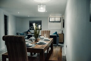 Departamento Confort, baño en la habitación | Restaurante