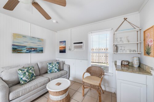 Spanish Village, Pet Friendly, Fenced yard, Near everything in Port Aransas!